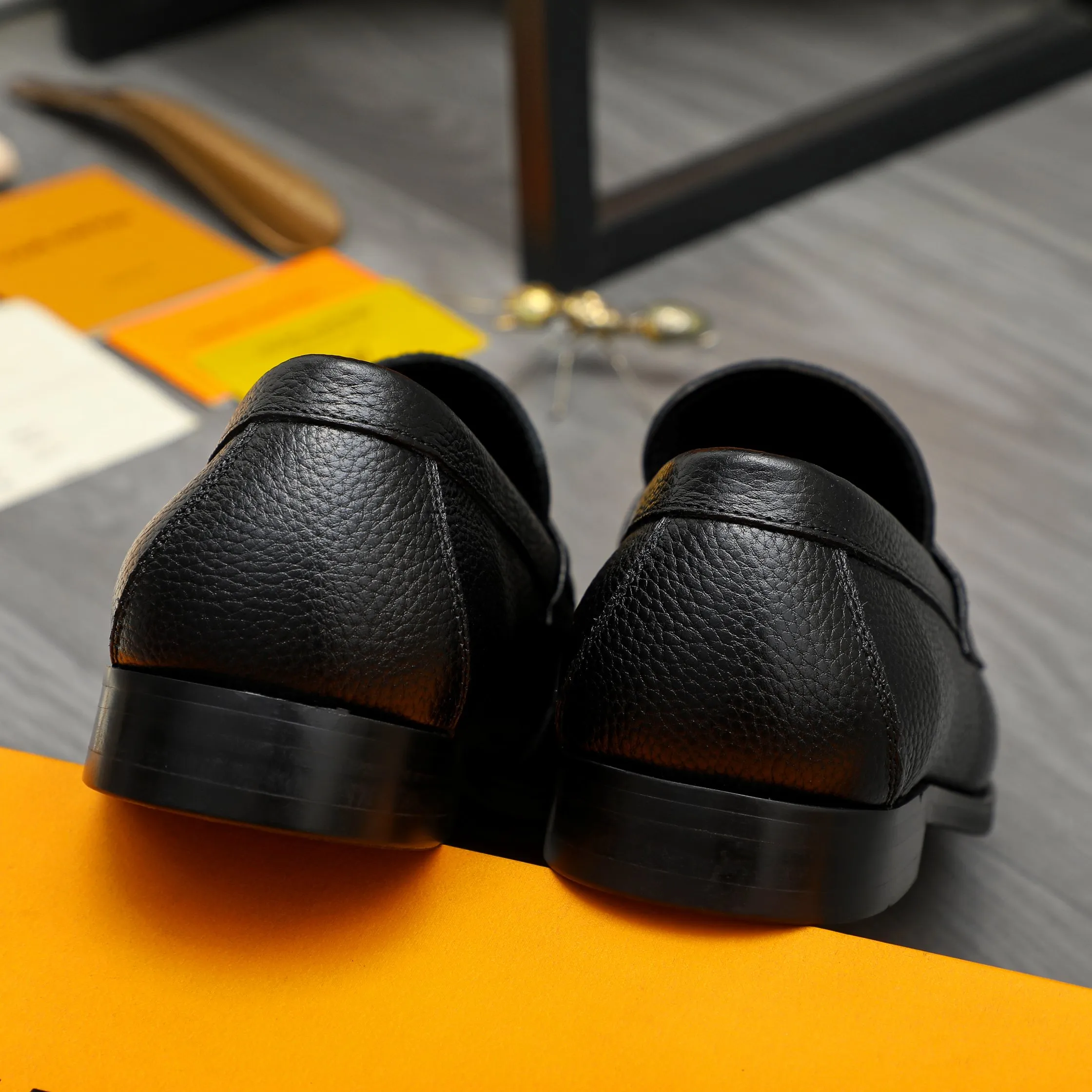 Men's shoes 💰p460 Product trademark: LV (Louis Vuitton) business slip-on leather shoes. Regular size: 38-45 (45 is custom-made and non-returnable) Product materials: Selected high-quality pebbled cowhide upper, cowhide lining, original rubber outsole
